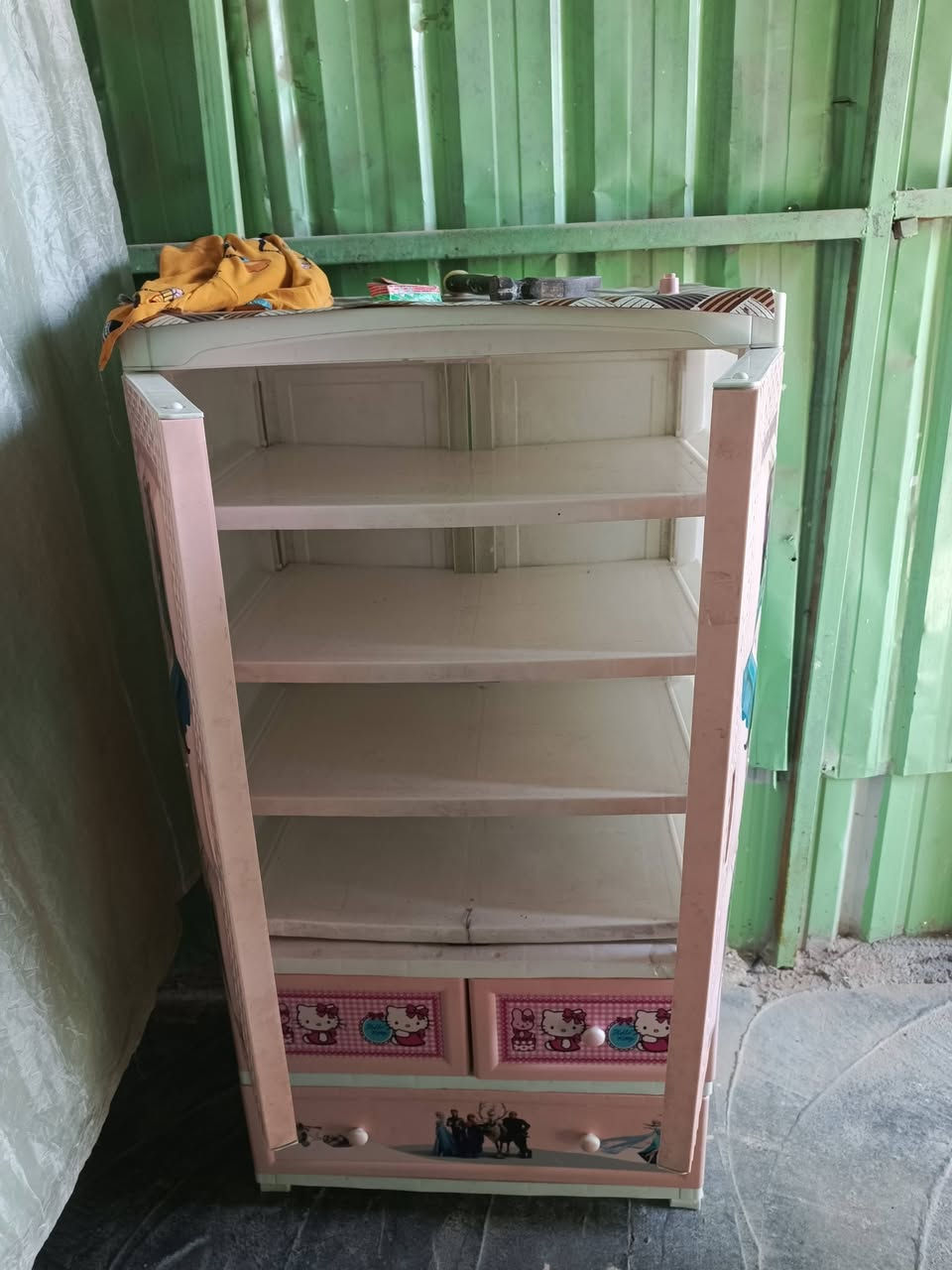 كبت بلاستيك نضيف وثلاجه صغيره شغاله تبريد تجميد فول السعر خاص ***********
