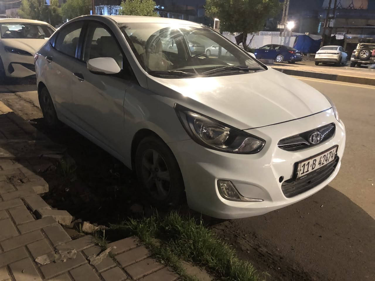 السلام عليكم للبيع ...هونداي اكسنت خليجي بلو موديل 2012  ماشيه 92 الف km جرس 120 يشتغل محرك 1600 دوش سلايت رووف تحكمات شاشه كامرة خلفيه 5 تجاوي ويل كب تحكم ستيرن كير ومحرك مكفولات السياره 
بيها صبغ جاملغ امامي وباب الصدر  وباب خلف السائق مو حادث اثر طخة بسيطه السياره باسمي الرقم الدولي هزه جديدة

 مكان السيارة بغداد حي العدل 
 السعر 94 ورقه وبيها مجال معقول

 السياره حلوة وناعمه وسعرها حلو وبالعافيه الياخذها منظومة تبريد جديده  وتحياتي للجميع
للاتصال ***********
