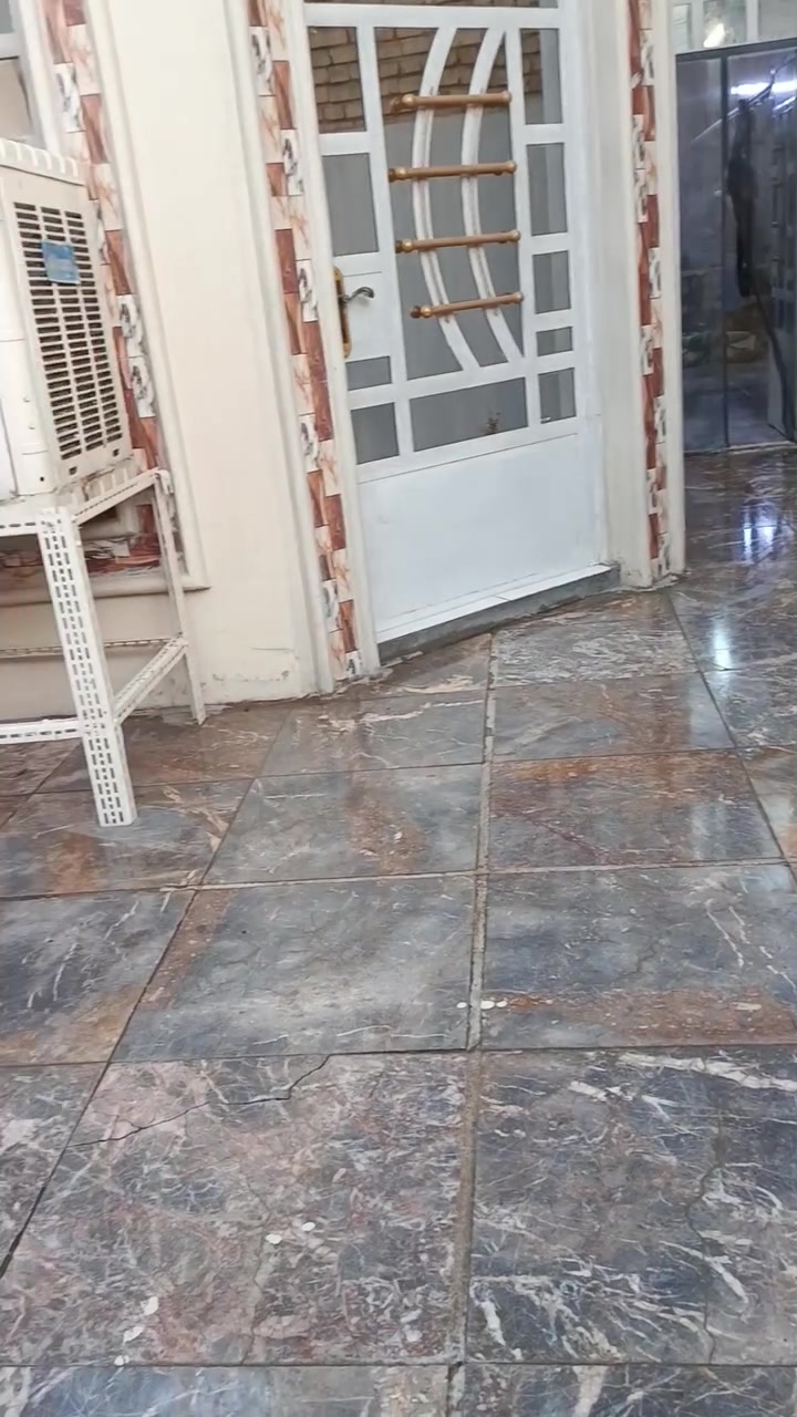 السلام عليكم
البيت للبيع مساحته 100 واجهة 5 نزال 20
يحتوي على كراج صالة حولي مطبخ بارد ومطبخ حار غرفتين نوم وصحيات 2 البيت نضيف جدا ارضيه مرمر والحولي والمطبخ سيراميك الطابق الثاني بورسلين 🎀🎀 منطقة الالفين 
رقم صاحب البيت ***********8
