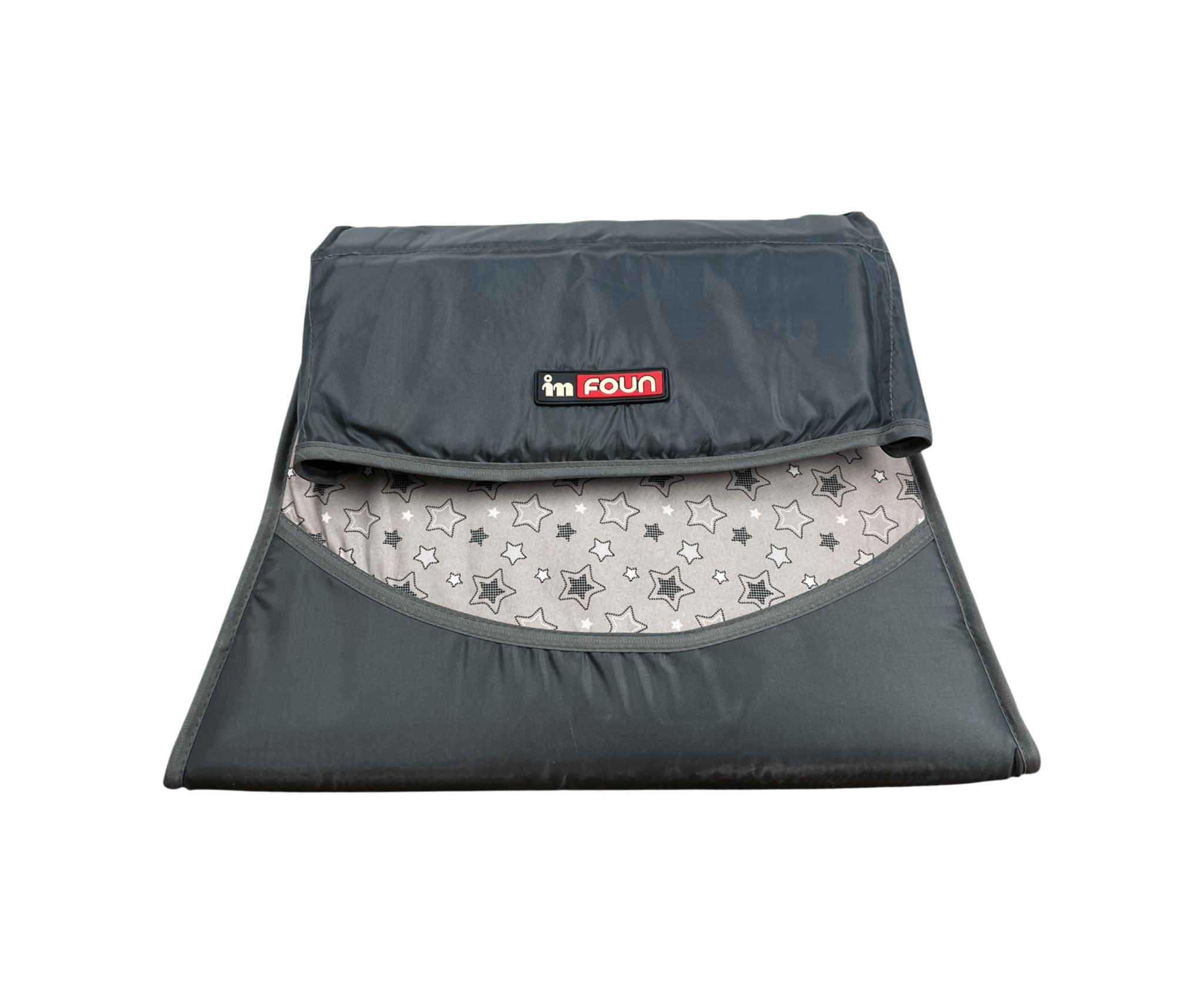 👶✨ سافري ويا طفلك بكل راحة واطمئنان
سرير طفل سفري يتحول لجنطة خلال ثواني

خفيف وسهل الحمل وينفتح بدون تعب

جوانب شبك لتهوية أفضل وأمان أعلى

قاعدة مريحة حتى ينام طفلك براحة

مثالي للرحلات، الزيارات، وحتى بالبيت

حل عملي لكل أم تحب الراحة والتنظيم 💙

سرير طفل محمول على شكل حقيبة

الاستخدامات

سرير آمن ومريح لنوم الطفل أثناء السفر والتنقل.

مناسب للرحلات، الزيارات العائلية، الفنادق، والنزهات.

يُستخدم داخل المنزل كسرير مؤقت أو إضافي للطفل.

حل عملي للأهل الذين يحتاجون مكان نوم ثابت للطفل خارج البيت.

المميزات

تصميم ذكي قابل للطي بالكامل ليصبح على شكل جنطة سهلة الحمل.

مزود بحزام حمل لتسهيل التنقل باليد أو على الكتف.

جوانب شبكية تسمح بمرور الهواء وتوفر تهوية ممتازة للطفل.

توفر الجوانب الشبكية رؤية واضحة للطفل لزيادة الأمان.

قاعدة داخلية مبطنة ومريحة بنقشة لطيفة مناسبة للأطفال.

حواف مرتفعة تساعد على حماية الطفل أثناء النوم.

سهل الفتح والتركيب بدون أدوات.

خامات متينة وخفيفة الوزن مناسبة للاستخدام المتكرر.

قياس المنتج وهو مغلق:

الطول: 45 سم

العرض: 11 سم

الارتفاع: 37 سم

ابعاد السرير: طول 70 سم عرض 42 سم ارتفاع 20 سم

محتويات الصندوق

سرير طفل سفري محمول (مطوي على شكل جنطة).

قاعدة داخلية مبطنة.

حزام حمل مدمج.

الملاحظات

مناسب للأطفال الرضّع وصغار السن.

يُستخدم دائمًا على سطح مستوٍ.

يُنصح بعدم ترك الطفل دون إشراف.

المنتج لا يحتوي على هيكل معدني صلب، تصميمه خفيف وسفري. 

السعر 19,000


**إذا كنت صاحب هذا الإعلان وتريد حذفه لأي سبب، رجاءا أرسل رسالة إلى الدعم الفني**