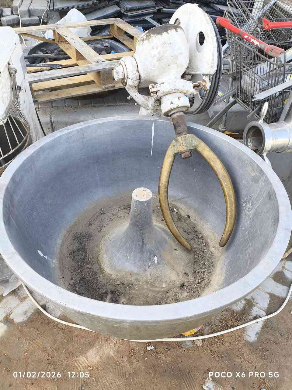 السلام عليكم من رخصه الادمن عندي اغراض مطعم 
مثارمه لحم كبيرة
عجانه كبيرة 
عجانه وسط 
اسعار مناسبه الي يردههن يتصل ع الرقم ه‍/***********
