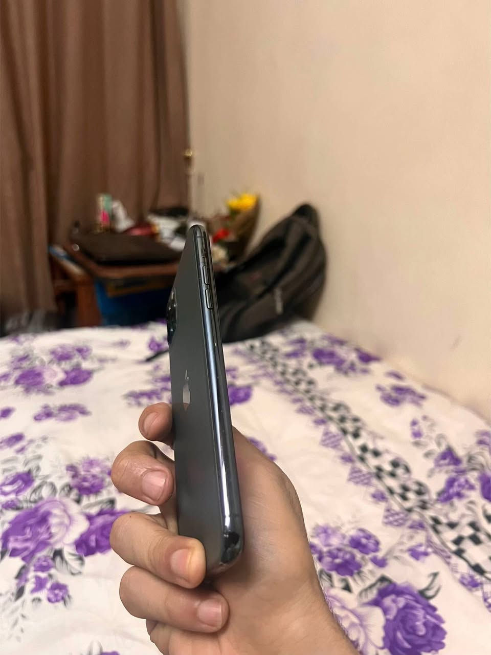سلام عليكم ايفون 11برو ماكس زيتوني ذاكره 256 بطاريه نسبه 79 شحن انساه بس وكع مني وهاي شاسه ابد ممأثره  بصمه وجه اتصال صوت كامره كله كامل سعره 200 وبي مجال قليل للشراي مكاني بغداد طوبجي شارع مرور رقم *********** مراوس هم عادي
