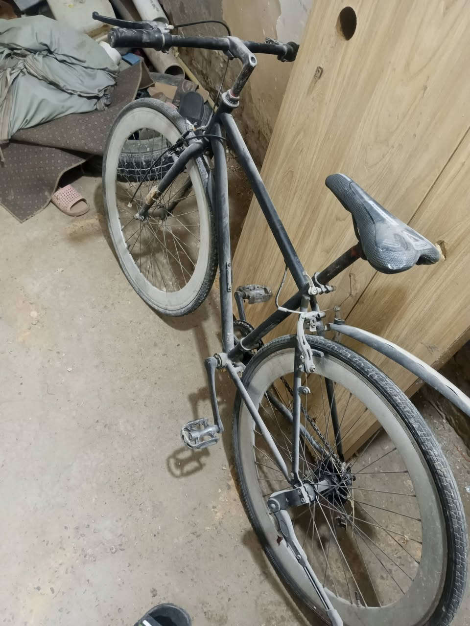 للبيع عوزه تصليح جوب لتاير الامامي وبريك فقط وقفله 30الف مكاني بغداد حي نصر قطاع 5 الاتصال***********
