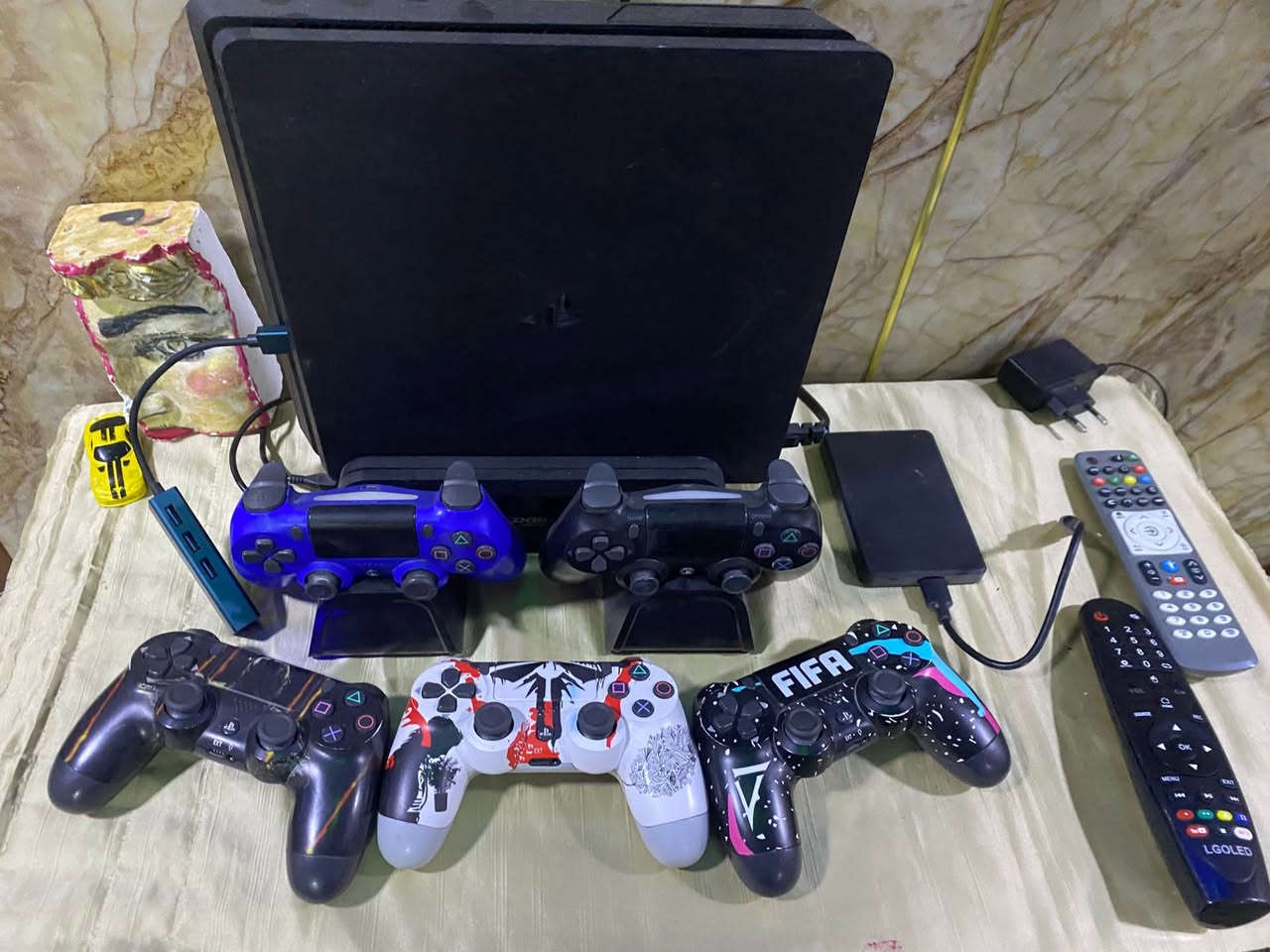 بلي 4 مهكر نظام 11  تهكيره قرص يعني تكدر تكنك البلي الملحقات 5 جوستك قاعدة جوستكات هارد خارجي 5كيكه فارغ هادر داخلي 1 تيره اللعاب الي بي خير من الله و الهارد بي فراغ هواي حته الكارتونه مالته موجوده البلي خلي مشتغل اسبوع كلشي ما عليه استخدام للبيت فقط يعني بي برنامج كيم باته تكدر انته تنزل العبه الي تريدها اذا نتك زين السعر الي راخ اخلي غير قابل للنقاش قاعدة شحن الجوستكات سعرها 15 الف الجوستكات وحده اصلي سعرها 35 الف التجاري اكو بيهن ب 15 الف وبيهن ب 25 الف مو شاري لا تدخل ولا تعاملني ابد غير ال 375 الف لا تحرجني ولا تحرج نفسك تعال البيتي افحص  واخذ  مكاني الرستميه


**إذا كنت صاحب هذا الإعلان وتريد حذفه لأي سبب، رجاءا أرسل رسالة إلى الدعم الفني**