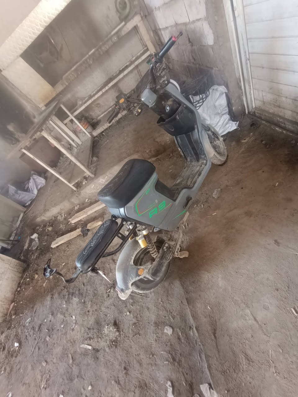 R9 للبيع دراجة كلشي شغال بيها كلشي ...اب  قبل سبوعين بدلت بطارية وحدة جديدة ...اب 350 الف قفل قفل قفل ..***********
