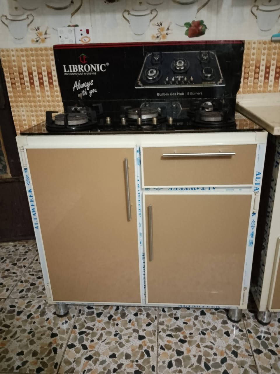 سلام عليكم شباب طباخ وكاونتر  للبيع بس الطباخ ونباع كامل هوه وا كاونتر للستفسار اكثر عل  الرقم***********
