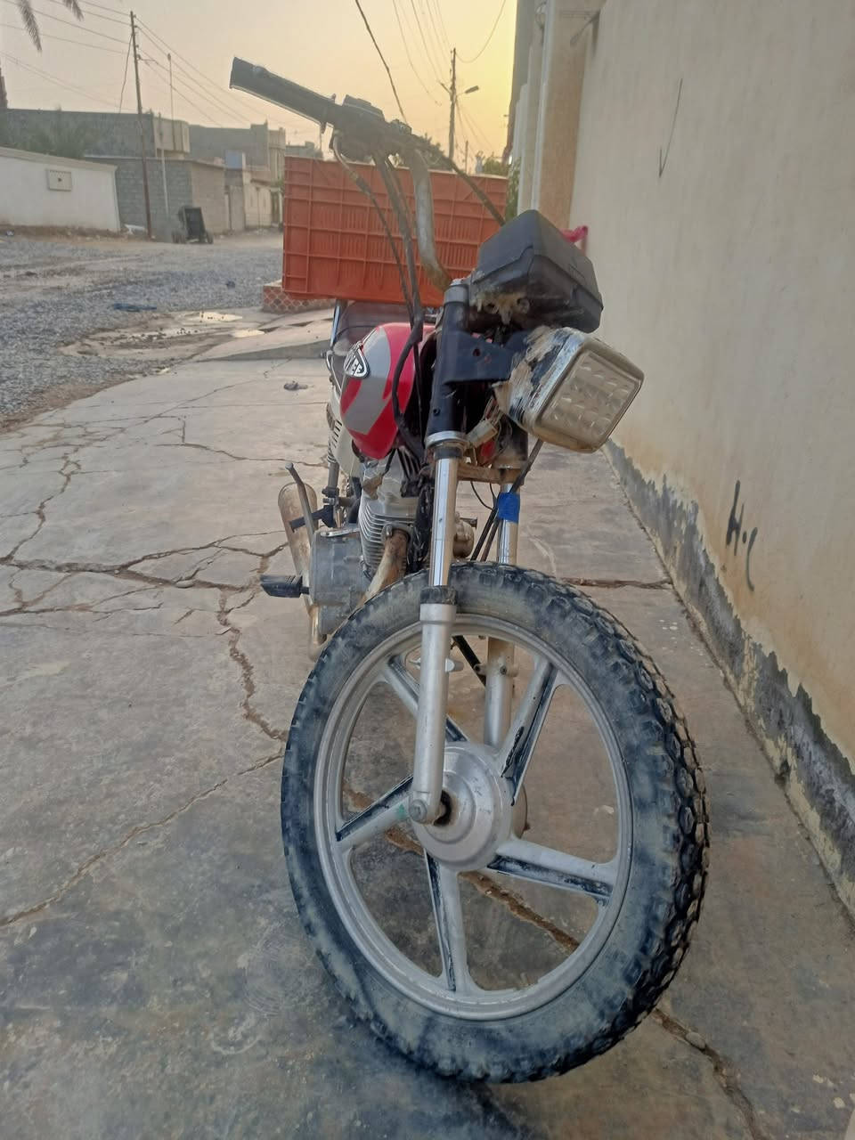اسلام عليكم دراجه نامه موديل١٩ دراجه ناقصها بس حديده مال بريك او تلحمها موجوده والنمره الثالثه تخرط مايكلفنك ١٠ الف دراجه مابيها ايشي هندر واحد نشطه  ٥كيير محرك  نضيف مامفتوح الجاملق الامامي موجود بس حاطله تاير خلفي ومايرهم لازم تاير امامي بريك  امامي شغال وبكلايت شغال ضو شغال هورن شغال  السعر ٢٥٠وبي مجالل للشراي  مكان تكريت القادسيه  للاستفسار على الرقم***********
