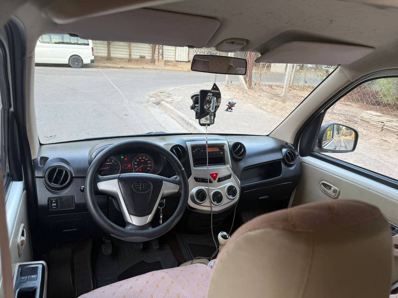 سلام عليكم عندي فاو خشفة 10 راكب موديل 2015 رقم بغداد بسمي سيارة نظيفة المحرك مجفت ماشي 60 الف السيارة جاهزه اي نقص مابيه رايده 63 ورقة وبيه مجال المكان بغداد حي الاعلام ***********
