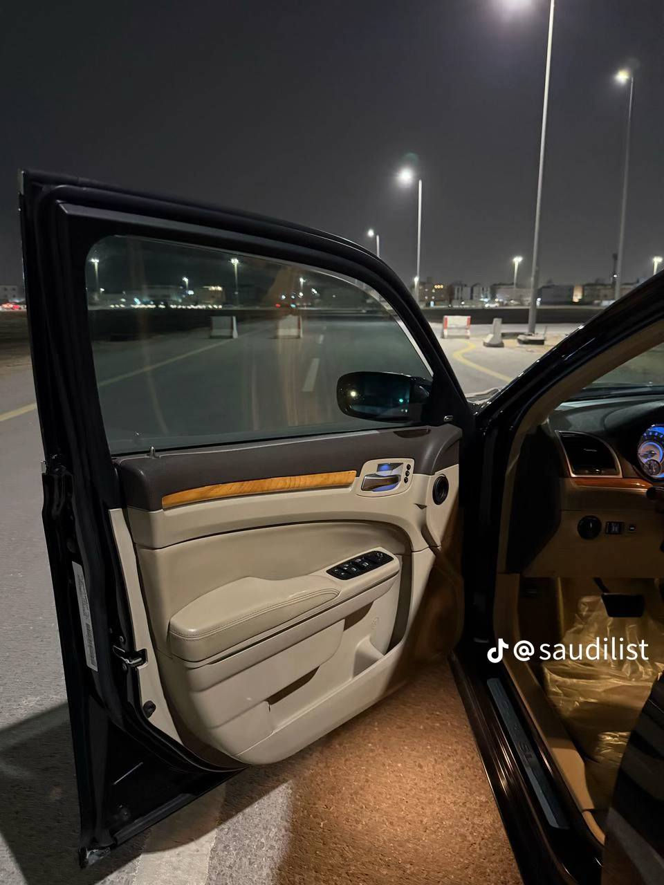 السلام عليكم كراسلر C300 هيمي 2014 خير من الله وارد امريكي حادث دعاميه وجاملغ مبدل خلفي  حداديه وصدر جديد طخم تاير جديد للتوصل وات ساب***********
