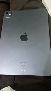 آيباد M4 • نظيف • مع كرتونه