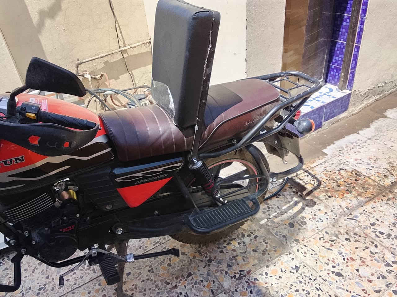 سلام عليكم دايون جبلي موديل ٢٥ نضيفه صالي شهرين من ماخذه ماشيه ١٠تالاف رقمه بغداد سعر 2900مليونين وبيه مجال الله شاهد نضيفه شهرين من ماخذه سنويه بسمي 
العنوان بغداد الدوره شارع ٦٠
***********
***********

