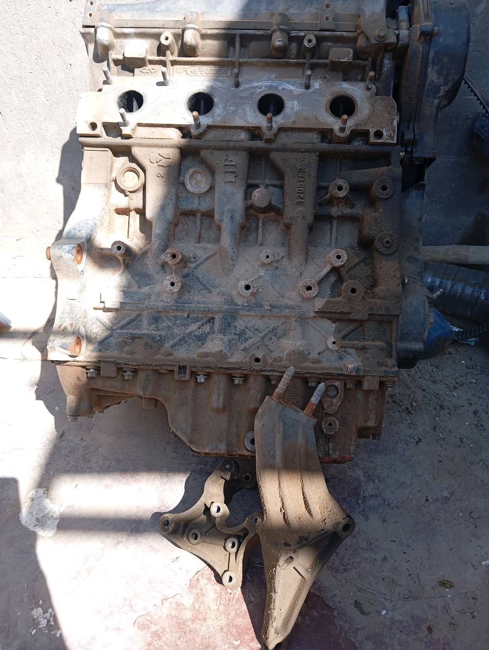 مكينة تيكو 1800 مكسور بيها سليندر
الكور والكرنك بحالة جيدة، مرفق معها قواعد دچات وقاعدة فلتر دهن جديدة
وقايش جديد 
غطاء (قبق) ولفات جديد
حساس كام شفت
حساس طرق (حساس دوانز)
السعر بعد الاتفاق
المكان الديوانية، طريق السنية السياحي