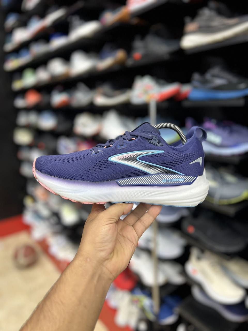 Brooks Glycerin GTS 22

المميزات الأساسية للحذاء:
نظام الدعم GuideRails: تقنية متطورة تحمي مفاصل القدم والركبة من الحركة الزائدة وتمنع الالتواء أثناء الجري.
نعل أوسط DNA Tuned: نعل محقون بالنيتروجين يمنحك هبوطاً ناعماً ومريحاً عند الكعب، مع دفع مرن واستجابة سريعة عند مقدمة القدم.
جزء علوي Double Jacquard: قماش شبكي مزدوج يوفر تهوية ممتازة وملاءمة مرنة لشكل القدم

قياس 40.5 القدم 26

قياس 42 القدم 27

السعر 95 الف

العنوآن نجف ملحق الروان
*********** واتساب
