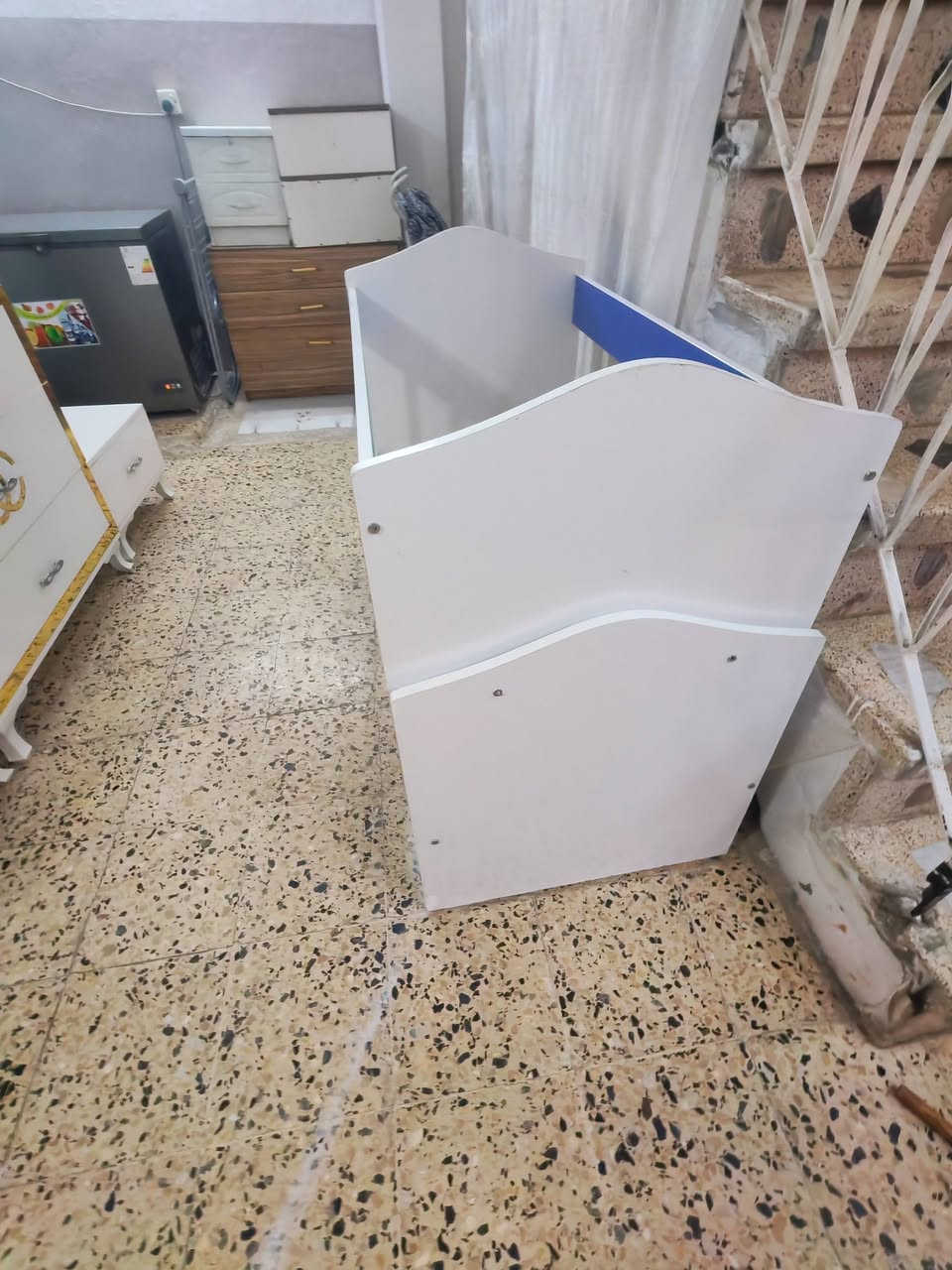 السلام عليكم تخت طفل نظيف اتصل عل رقم ***********
