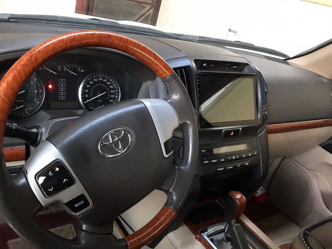 السلام عليكم
لاند كروز 2015 بريم
فول مواصفات ام خمس كامرات 
وياهه بصمتين ومسجل مالته 
رقم بغداد انكليزي
كير محرك كفاله 
بيه هلال الخلفي صبغ فقط وبارد جاملغ امامي وبراغي بابتين مرخايه وجاملخ مفتوح ولباقي كفاله 
السعر 385 للبيع او مراوس حسب الرغبه
مكان بغداد الكرخ 
***********
