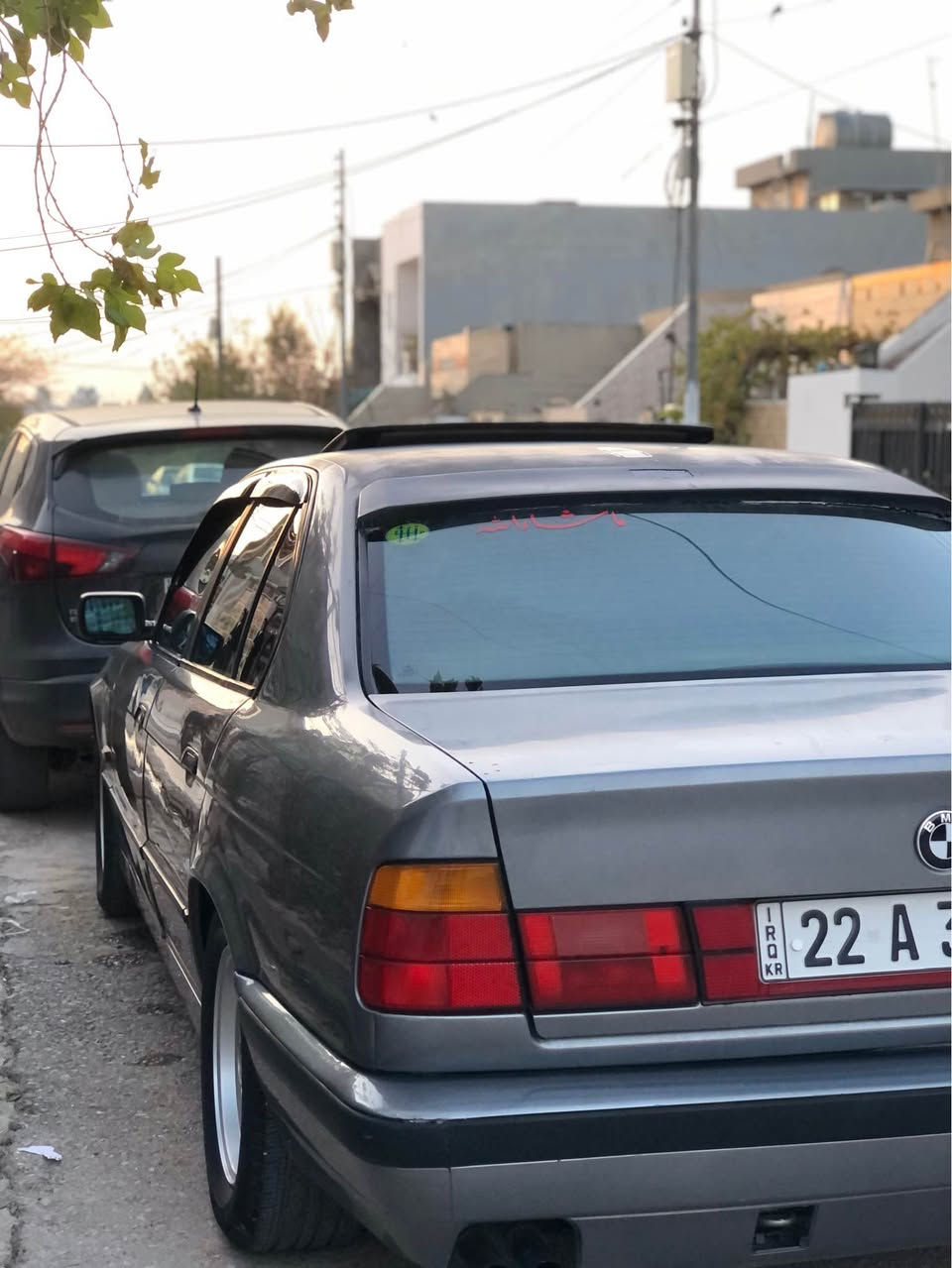 بیئێم 525iبۆ فرۆشتن مۆدێل ١٩٩٢ مەکینە ٥٢٥کەپس  بیلاد ٥٢٥ فولی گێر عادیە گێر و مەکینە بەشەرت هەزەو سەنەوی تازەیە تاکۆتایی٢٠٢٦   بەناو خۆمەوەیە تەنها یەک بست لێدانی  هەیە لای چاملوخی سەکن  سوبخ حیزامە بۆ جوانی سەقفیشی سبوخ نیە  سعری ٥٥ گەلاو مەعمەلە  رقم تلفون  *********** أربيل, العراق
