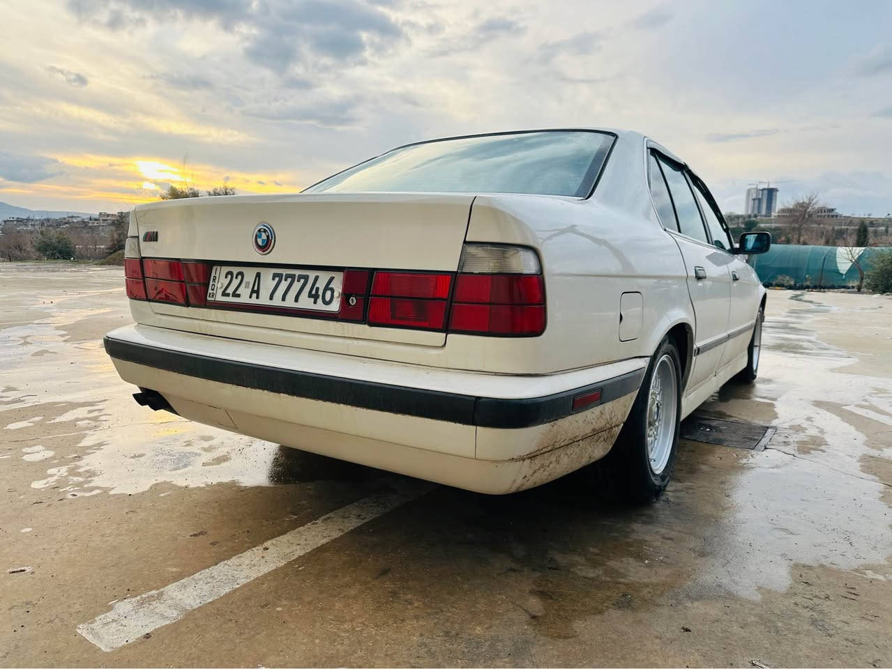 سلاوو لە ئاشقانی بیئێم  
ئەم بیئێمە مۆدێل 1990 بۆ فرۆشتن 525 گێڕعادیی  سلاید تەبرید کوشن جلد ڕەش و بێجی سەیارەکە کامل کراوە 1995  تا بلێی  هەیکەلی جوانە کێشە و مشکیلەی نیە 
٦ پلاکی تازە نۆزلەکانی هەمووی تێست کراوەتەوە بانسی تازە
 فڵچەی تازە لایت بەرزو نزم لید و زینۆن بێ مشکیله
ڕەقەم سەنەوی ژینگە ڕێگەو بان تا 2030 تازەیە بەشەرتی تەحویل ١ دینار غەرامەی تیا نیە 
١چەمەلەخی داوەوە ئەزێتێکی بچوکی هەیە ناوی نەگرتووە زۆر جوان چاکراوە کامل بۆیاخە 
***********
سعری ٧٢ گەلایە 
هەمووشتێکم سەبارەت بە سەیارەکە نوسیوە. مشتەری نی سەری خۆت و منیش مەیەشێنە السليمانية, العراق
