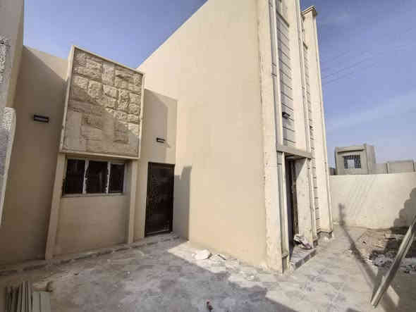 إعلان بيع منزل  طابق ونص في تكريت 
- مجمع طيبة 2 ركن شارع ٢٠  و شارع ١٥  تبليط + مجاري بالقرب من بوابة المجمع

 (جاهزه للسكن، مدفوعه الثمن بالكامل).

المساحة: 200 متر مربع.
الواجهة: حجر حلان.

التفاصيل الداخلية:

غرف النوم: 3 (وحده من  الغرفة سويت).
صالة استقبال
مطبخ واسع .
كراج سيارة واحد.
مجموعات صحيه عدد 3
سطح شتايكر.
شروط البيع:

طريقة الدفع: نقداً فقط.يتم تحويل عقد الملكية باسم المشتري مباشرة من قبل مالك المنزل الحالي. 
المبلغ المطلوب 135 مليون وبيه مجال 
للمزيد من المعلومات أو للاستفسارات، يرجى التواصل مع الرقم التالي:

📞 ***********
