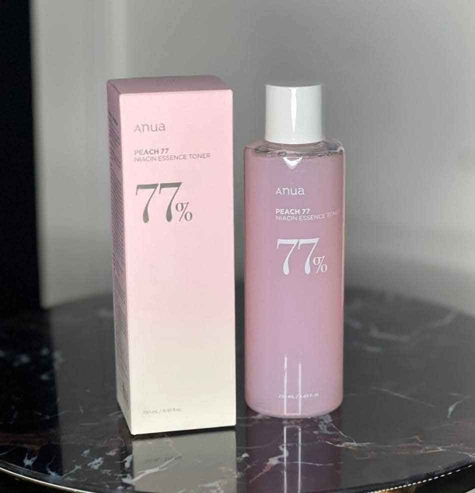 🍑تونر خلاصة النياسين بالخوخ 77% من أنوا (Anua Peach 77 Niacin Essence Toner) يجمع بين فوائد التونر والإسنس، مصمم لترطيب وتفتيح البشرة. يتميز بتركيبة لطيفة تجعله مناسباً لجميع أنواع البشرة، بما في ذلك البشرة الجافة والحساسة.✨

✅التركيبة غنية بمزيج من المكونات النشطة والمغذية:77% مستخلص فاكهة الخوخ يوفر ترطيباً عميقاً ومغذيات غنية بالفيتامينات ومضادات الأكسدة للمساعدة في استعادة إشراق البشرة ولونها الطبيعي.
✅النياسيناميد (فيتامين ب3): مكون فعال معروف بخصائصه في تفتيح البشرة، المساعدة في توحيد لونها، وتقليل ظهور البقع الداكنة والتصبغات.
✅ألفا أربوتين وفيتامين سي: يعملان بشكل تآزري مع النياسيناميد لتعزيز تأثير التفتيح ومنح البشرة إشراقة ونضارة.
✅بانثينول (فيتامين ب5) وسيراميد: تساعد هذه المكونات على تقوية حاجز رطوبة البشرة الطبيعي والحفاظ على ترطيبها العميق، مما يقلل من التهيج والاحمرار والجفاف.
✅نظام "Peach Melting Peel™" (تقشير الخوخ الذائب):  يساعد على إزالة خلايا الجلد الميتة بلطف وتنقية المسام، مما يحسن من ملمس البشرة ويجعلها أكثر نعومة وصفاءً.
✅حمض الهيالورونيك: يعزز الترطيب ويمنح البشرة مظهراً ممتلئاً وناعماً. 

✔️فوائد التونر 🍑
✔️ يتميز التونر بقوام سائل خفيف، يشبه الإسنس، يمتص بسرعة دون ترك أي بقايا لزجة.
✔️ لونه الوردي الفاتح طبيعي مستمد من فيتامين B12، وله رائحة خوخ رقيقة ومنعشة.
✔️ بفضل تأثيره المنعم والمرطب، فإنه يهيئ البشرة بشكل ممتاز لتطبيق المكياج، مما يساعد على ثباته لفترة أطول.
#الاصلي المنشأ كوريا 🇰🇷💯 بغداد, العراق


**إذا كنت صاحب هذا الإعلان وتريد حذفه لأي سبب، رجاءا أرسل رسالة إلى الدعم الفني**