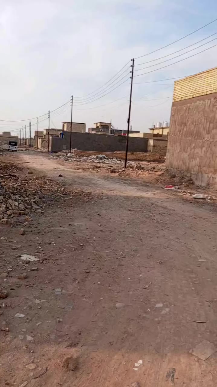 سلام عليكم للبيع قطعه ارض للبيع مساحه(100) الارض/واجهه 5 نزال 20 قريبه على منطقه الحشد وقريبه على المكبس ***********
