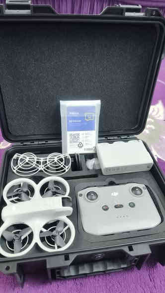 سلام عليكم 

للبيع درون DJI NEO 
نسخة الكومبو اوبن بوكس 

المواصفات الرئيسية:
الوزن: حوالي 135 جرامًا.
الكاميرا:
الدقة: 4K/30 إطارًا في الثانية.
مستشعر الصورة: 1/2 بوصة.
مجال الرؤية (FOV): 117.6 درجة.
ميزات: تتبع ذكي بالذكاء الاصطناعي ولقطات سريعة (QuickShots).
ميزات الطيران:
الإقلاع والهبوط: يمكن الإقلاع والهبوط من راحة اليد.
مستشعر الرؤية: سفلي للمساعدة في التمركز الدقيق.
الحماية: واقي مراوح مدمج.
الأداء:
أقصى مدة طيران: حوالي 18 دقيقة.
التخزين الداخلي: 22 جيجابايت
التحكم:
يمكن التحكم بها يدويًا أو من خلال
الارتفاع يصل حتى 120 متر 
ومسافة 4كيلو متر 
 أنماط طيران ذكية.
تدعم الربط مع أجهزة تحكم خارجية (مثل RC-N3) أو ملحقات أخرى مثل DJI Goggles 3 لتمكين تجربة تحكم غامرة. 

السعر 550

بغداد / الدورة

للتواصل ***********
