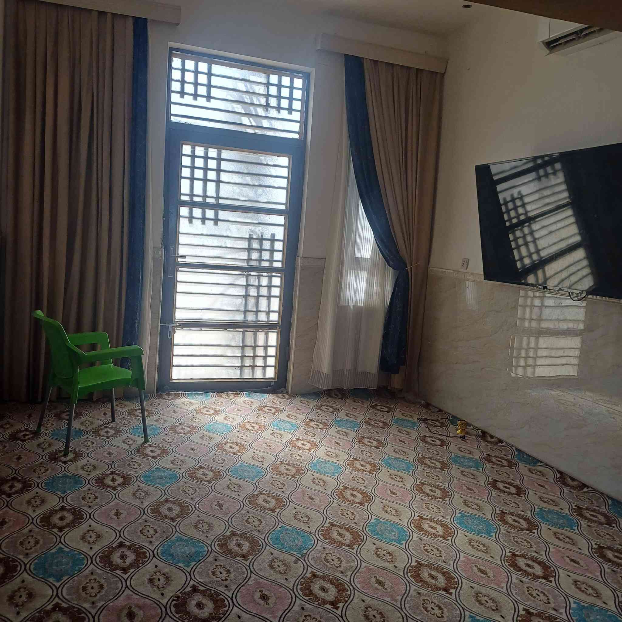 بيت موقعه تجاري للبيع مساحه 325 طابو اسهم
بناء 190م  غرفتين و صاله واستقبال 

 والمساحه الكدام 135 م تصلح محلات 

شارع السفينه قرب جامعة جعفر الصادق  

على الشارع العام
للاستفسار ***********
