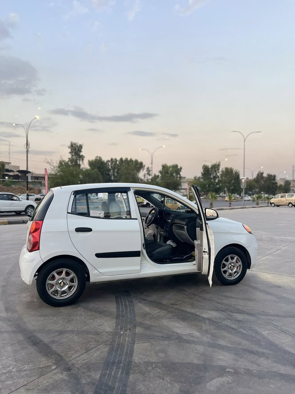 السلام عليكم كيا بيكانتو للبيع سعر 62 وبيها مجال للطيبين سياره نضيفه حلوه وكاعدة سياره بيها صبغ حزام جماليه سياره صاحبها موجود وكابون بانزين بيها سنويه ما صاقطه تبريد شغال كير شرط مكينه بيها اثر صرف طخم تاير جديد باتري جديد طخم السياره نضيف كلشي بيها شغال من كهربائيات سياره احلى من الصوره عنواني موصل حي الميثاق رقم الهاتف *********** بي واتساب
