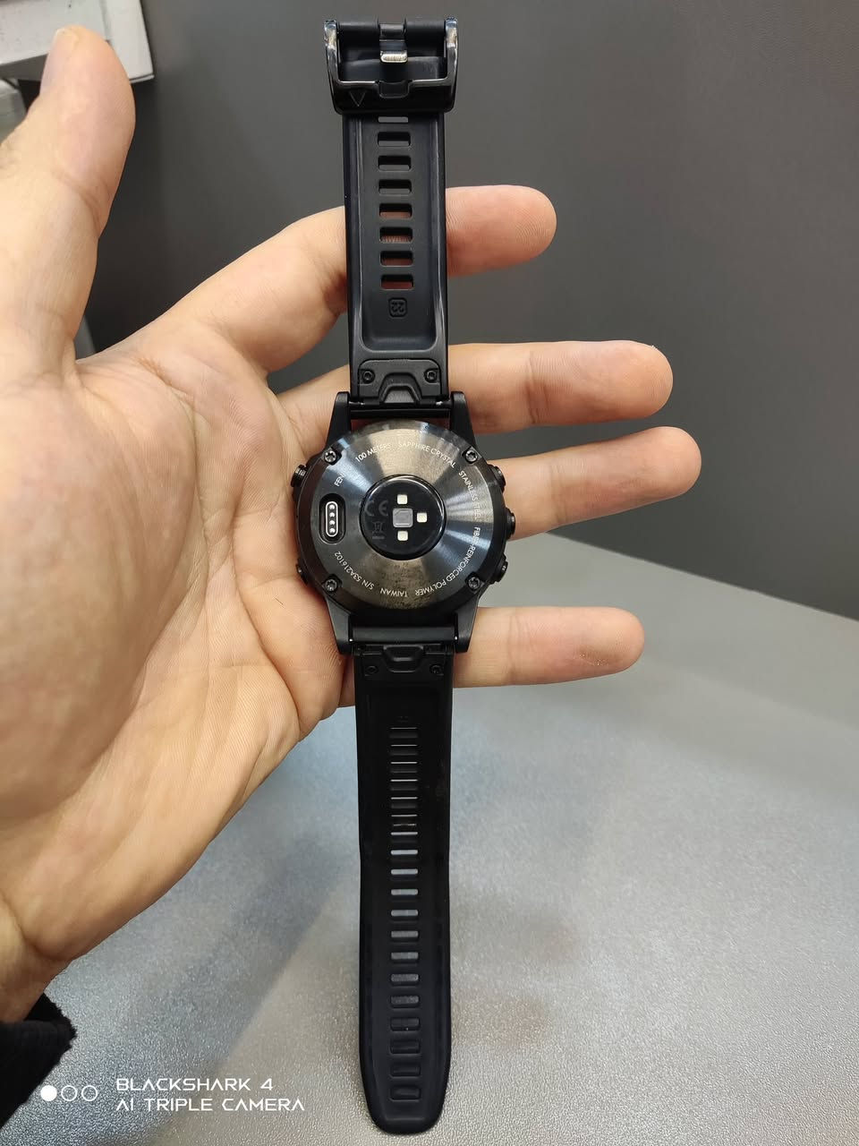 garmin fenix 5
نضافة 100 💯 
حجم 47 mm 
شحن 12 يوم + كيبل شحن أصلي 
للاستفسار ***********
