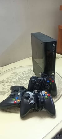 اكس بوكس 360 سوبر سلم مهكر محوله اصليه+٣يدات وحده جديده وثنين مستعملات...