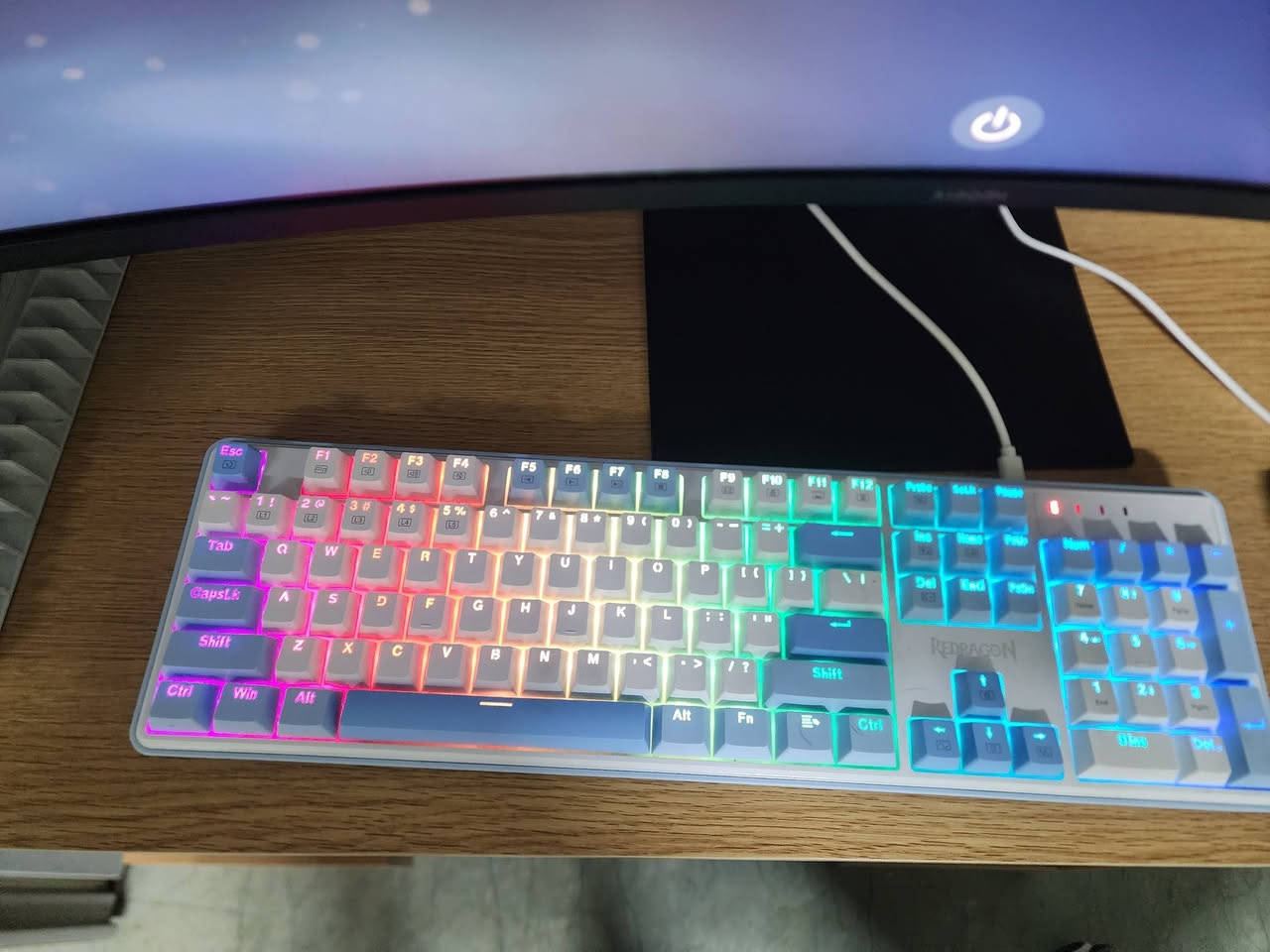 السلام عليكم
سيت اب كامل للبيع كامل مابيع كلشي وحد 
1.  بلي فاف اسلم نضيف جدن كامل الملحقات 
2.  شاشه شاومي مقوسه ١٨٠ هيرتز حجم ٣٤ 
3.  كيبوت ارجي بي فول احترافي 
4. ماوس احترافي ار جي بي 
5. قاعده بلي ار جي بي فان وشحن يدات اصليه 
6. ميز وكرسي جدد 
7. العاب عدد ٢ مودرن١ ومدرن ٣
8. يوبي اس يعني كلشي جديد وكارتونته وملحقات كلشي موجوده عنواني بغداد *********** السعر مليون او٢٥٠
