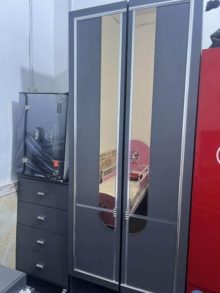 غرفة 10 قطع خشب ثقيل تركي صبغ حراري لون رصاصي 
متكونه من 
كنتور تلاث خانات مع ملحق خانه رابعه
جربايه بيها مخزن هيدروليك جواها مقسم اربع اقسام 
مخزن طرابزون للاحذيه ملحق مع الجربايه 
جرار جربايه جانبي عدد 2
ميز مرايه بي ثلاث جرارات وبابين
كرسي لميز مرايه
مرآة ارفاع 160 عرض 40 مسنوده بالاسفل عجلات سهولة الحركه
مخزن يحوي اربع جرارات 
نظافة الكنتور 70٪ نظافة البقية 100٪
مفتوحه ومشدوده مره وحده 
اشتريتها العام بمليونين وهسه عارضها ب400 قفل 
*********** واتساب
