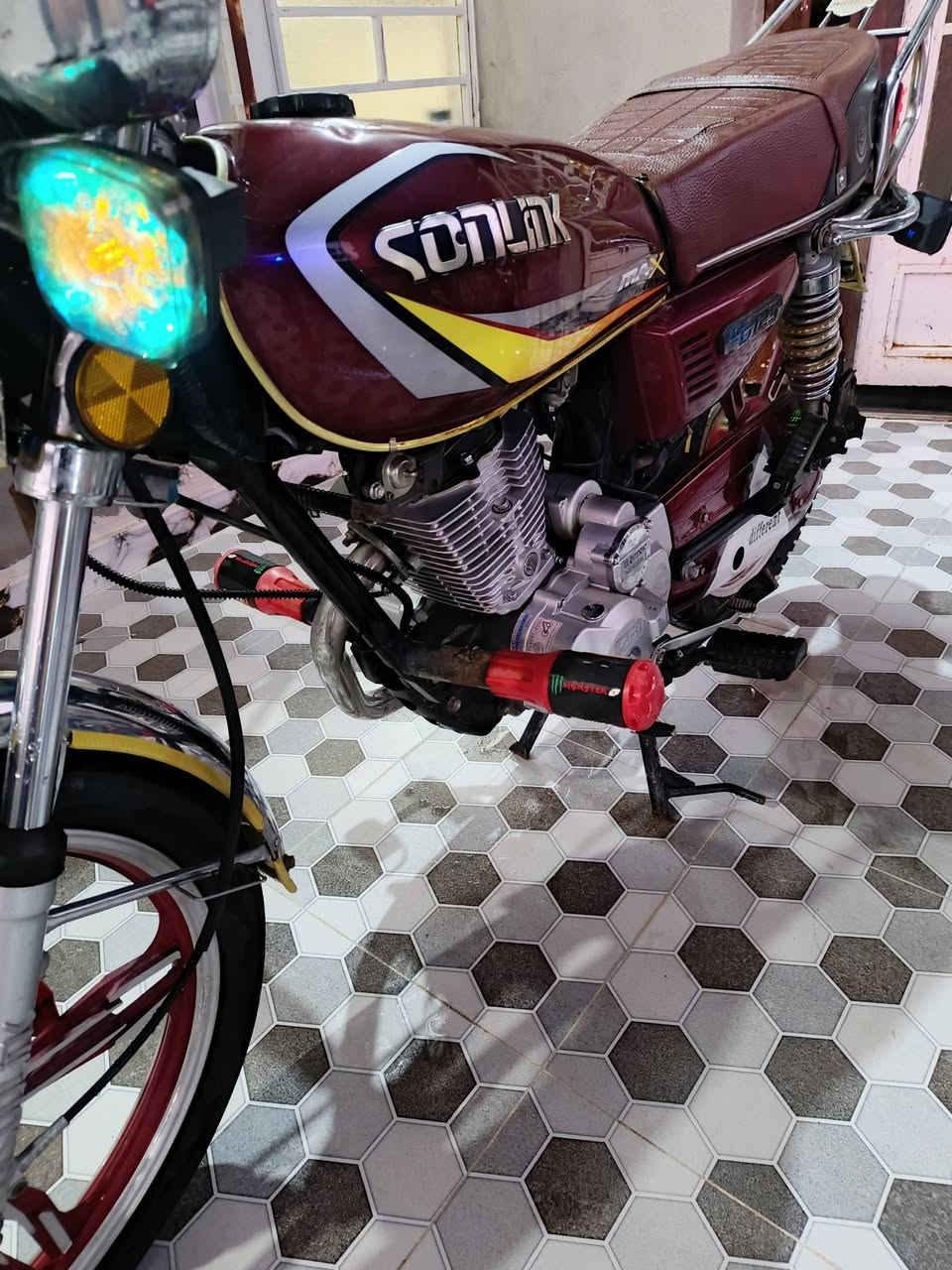 السلام عليكم
لبيع دراجه سيفان 23 باب اول ختم سونلك 
حلوه مرتبه كامله مابيهه نقص مثل متشوف گدامك نضيفه بشكل ورقه كارتونيه 
وياله عدلات تايرات نضاف كهربائيات كامله 
محرك مامفتوح مكفوله من كلشي 
سعر 525 وبيهه مجال للشراي 
مكان سراجق طريق دلئ عباس 
رقم ***********
