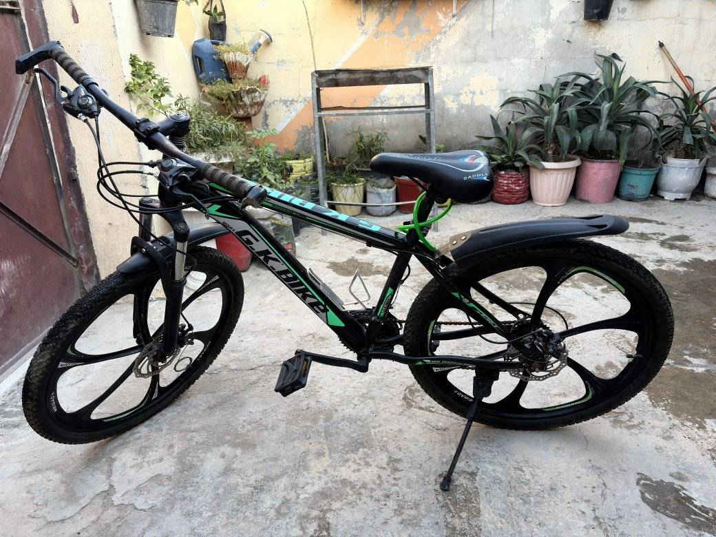 ⚠️⚠️السلام عليكم⚠️⚠️
بايسكل شوفت عينكم جداً نضيف الله شاهد 
اصلا جديد اخذته بذاك الموسم وانترك لان اخذت دراجة وغراضة كلهن بلاديات 
نقص شي واحد فقط تعيير بريكات الباقي تفحص وتاخذه 

رايده 95 وبي مجال بسيط 
***********
