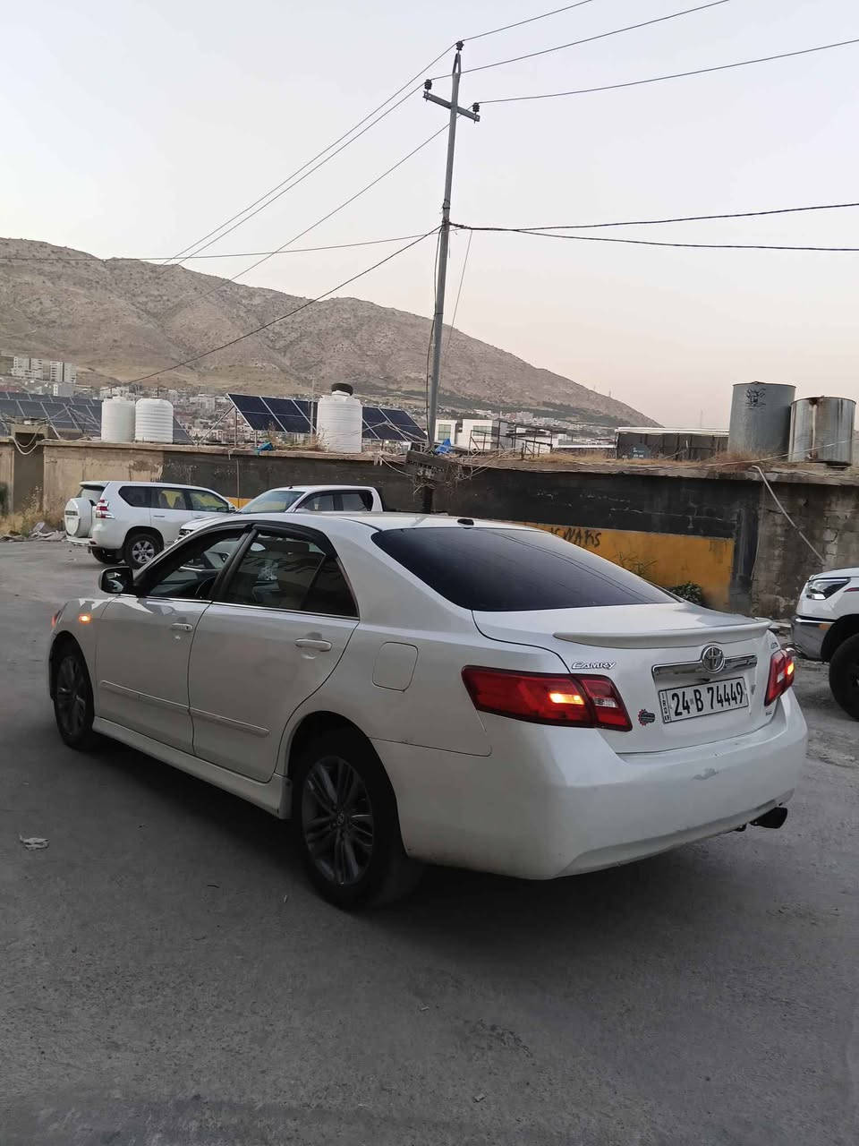 تويوتا كامري موديل ٢٠١١ خليجي واربع بستن
سياره كير ومحرك وتبريد وصدر وحداديه بشرط
طقم ايطارات هم جديد 
رقم وسنويه وهزه جديده 
سياره باسمنا تحويلها وكاله بكيفك 
سياره مواصفات GLX يعني 
فول فول مزواصفات بس بدون فتحه
شاشه وكاميره وتبريد مركزي وسبورتي
اكو هوايه مواصفات اخرى
سياره فقط 
باب الي ورا سكن صبغ مع شي نص جاملوغ 
خلفي صبغ بس بدون دواخل بشرط 
سياره جاهزه الف ما بيها مصرف بشرط
سياره احلى من الصوره 
سياره رقم دهوك ومكانها دهوك 
فقط للبيع ونقد 
سعرها ٩٧ ورقه ومجال قليل
*********** بيها واتس اب دهوك, العراق
