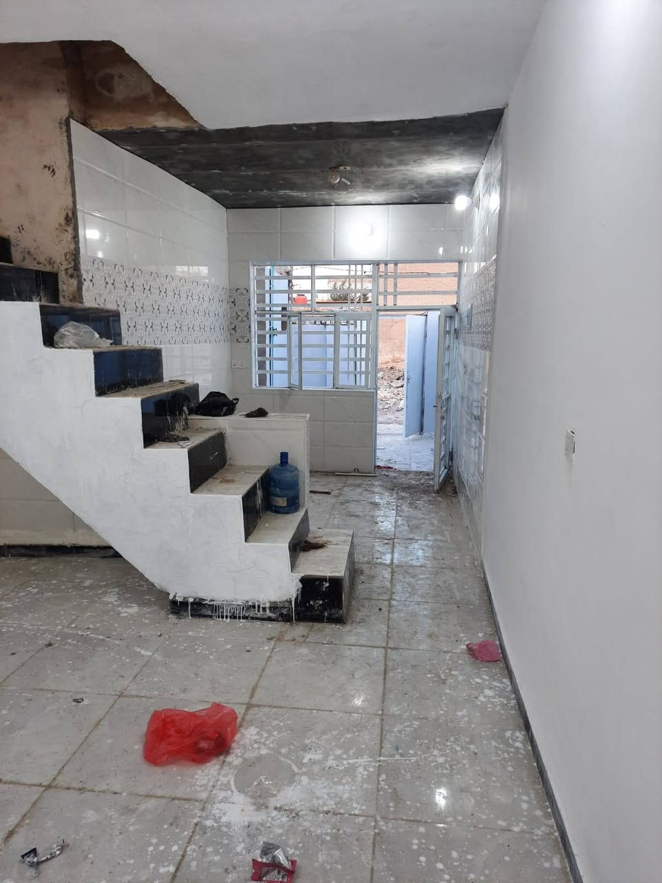 سلام عليكم بيت للبيع المساحه 100 متر اساس صب كونكريت مسلح البناء طابوق السقف اعكاده يحتوي علا غرفه ومطبخ مفتوح عل صاله البيت بناء جديد المكان كوفه شارع الحوزه السعر 22 وبيه مجال للاستفسار ***********
