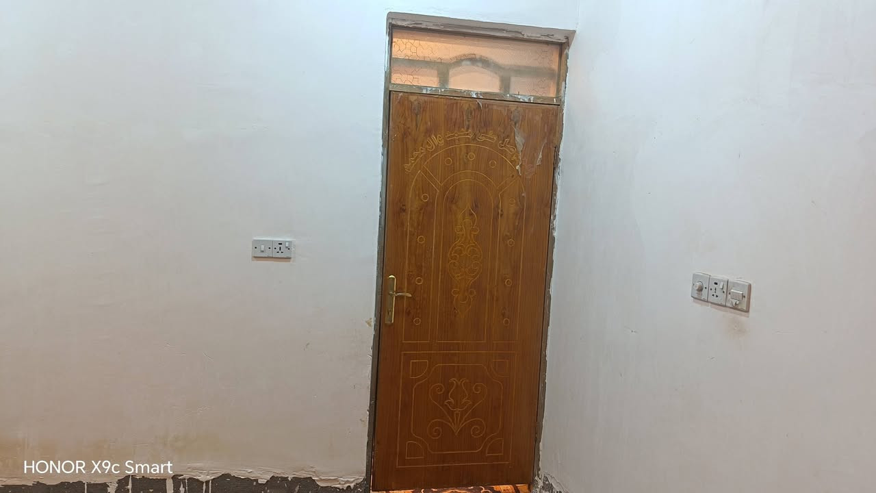 🏡 للبيع – دار سكن زراعي
📍 العنوان: گاع وسام ال حامي يبعد 100 متر عن الشارع الحولي 
📐 المساحة: 200 متر  
🏗️ البناء: طابق واحد بناء حديث

🔹 الطابق الأرضي:
غرفتين نوم + صالة استقبال + مطبخ + حمام داخلي وخارجي

نقص بس سيراميك الأرضيه 
📞 للاستفسار والتواصل:
*********** واتساب
