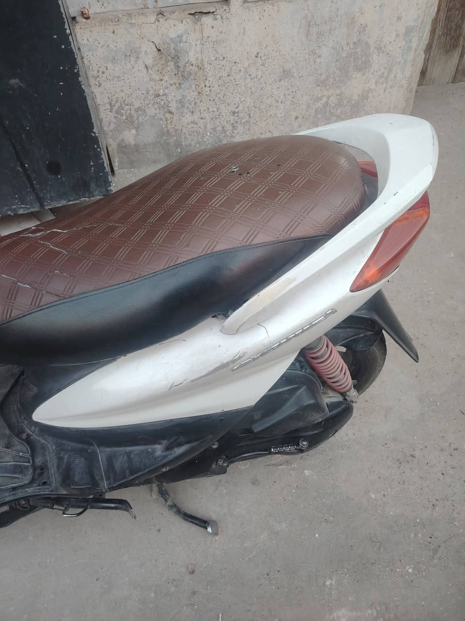 سلام عليكم
دراجه سكنس نثيه ياباني كابريتر مداجه مبدله دشبول 140 بيها مشكله بالملف و هابط الباتري و الباتري جديد بس شغاله هندر رايدها ب300 و بيها مجال للاستفسار ***********
