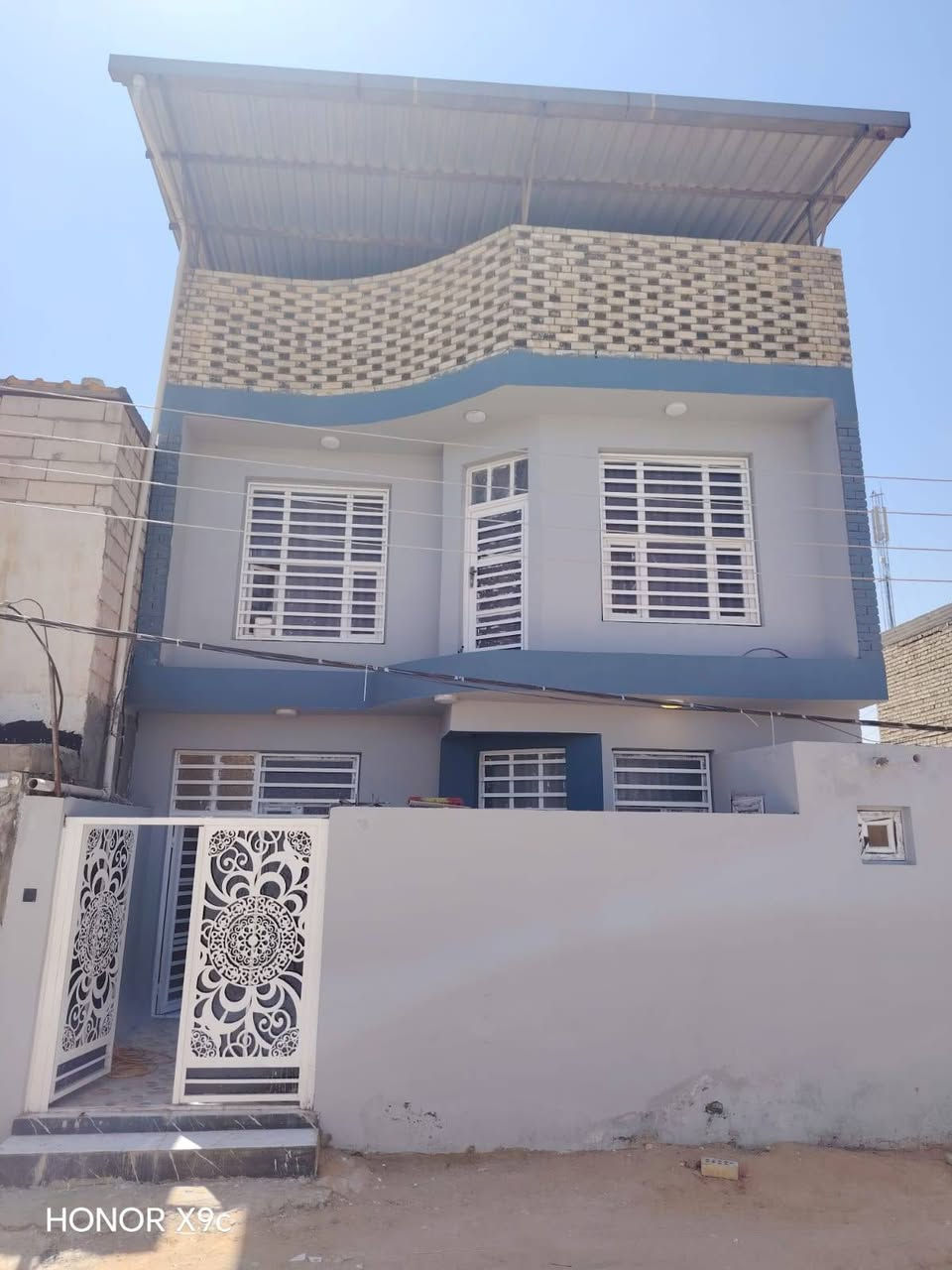 يالله السلام عليكم
بيت للبيع العنوان النجف مساحه ١٢٠ متر مقببل مطار طابقين بيت جاهز محد ساكن بيه ينباع مع اثاث موضح بل فيديو 
بيت شبيك ففسي مانع لاتربه و الصوات 
سطع ساكفه بل جنكو مانع لحراره بيت جاهز
٤ غرف نوم 
٣ عدد صحيات 
مطبخ 
ستقبال 
صاله 
الاسفسار *********** واتساب
