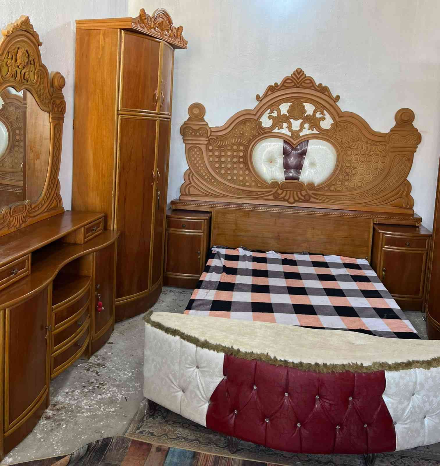 750غرفه خمس ابواب صاكه بمعنه الكلمه فول نضافه صاج داخل وخارج نضيفه جدا مال عرسان موديل نفخ زاويه كنتوريه ضهر جرجوبه بغداد الحسينيه مال الراشديه وعندي توصيل ***********
