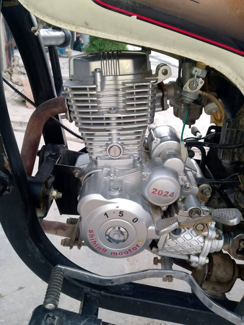 السلام عليكم ستوته للبيع موديل 18 محرك 24 نظيفه بدون صبغ بالشرط محرك شرط كهربائيات شغال شاصي احلا من الصور   مع الجنج مال جناي  سعر مليون و300وبيه مجال 
***********
