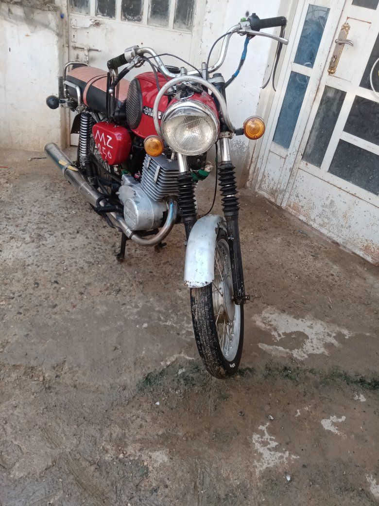 دراجه للبيع امزت موديل ٨١ رقم وسنويه وبليته وصاحبهه موجود كلهه شغال مابيهه نقص مكاني ديالى بعقوبة ***********
