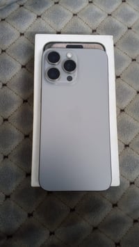 ايفرون ١٥بروً ماكس البيع بي سواد بل شاشه يلمس بمكان سواد ما مئثر على ش...