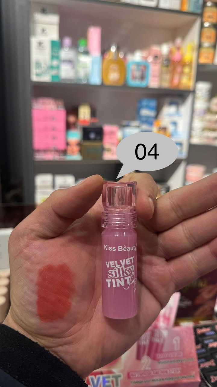 💋✨ نعومة مخملية… ولون يخطف الأنظار! ✨💋

تنت الشفاه Kiss Beauty – Velvet Silky Tint
اختيارك المثالي لإطلالة طبيعية وجذابة 🌸

🌈 متوفر بـ 6 ألوان مختلفة
من الدرجات الهادئة اليومية إلى الأحمر الجريء للسهرات 🔥

✨ قوام مخملي خفيف
✨ يندمج بسهولة ويعطي مظهر طبيعي
✨ لون ثابت يدوم لساعات
✨ مناسب للاستخدام اليومي

دللي شفاهك بلون ناعم ومريح طول اليوم 💖

📦 متوفر الآن
📩 للحجز والاستفسار راسلينا خاص
او على الرقم ***********
العنوان:قضاء بلد/شارع العريض/مجاور حراير او بلد مول
#كوزمتك_ليا_بيوتي #عروض #جمال #مكياج #ترند
