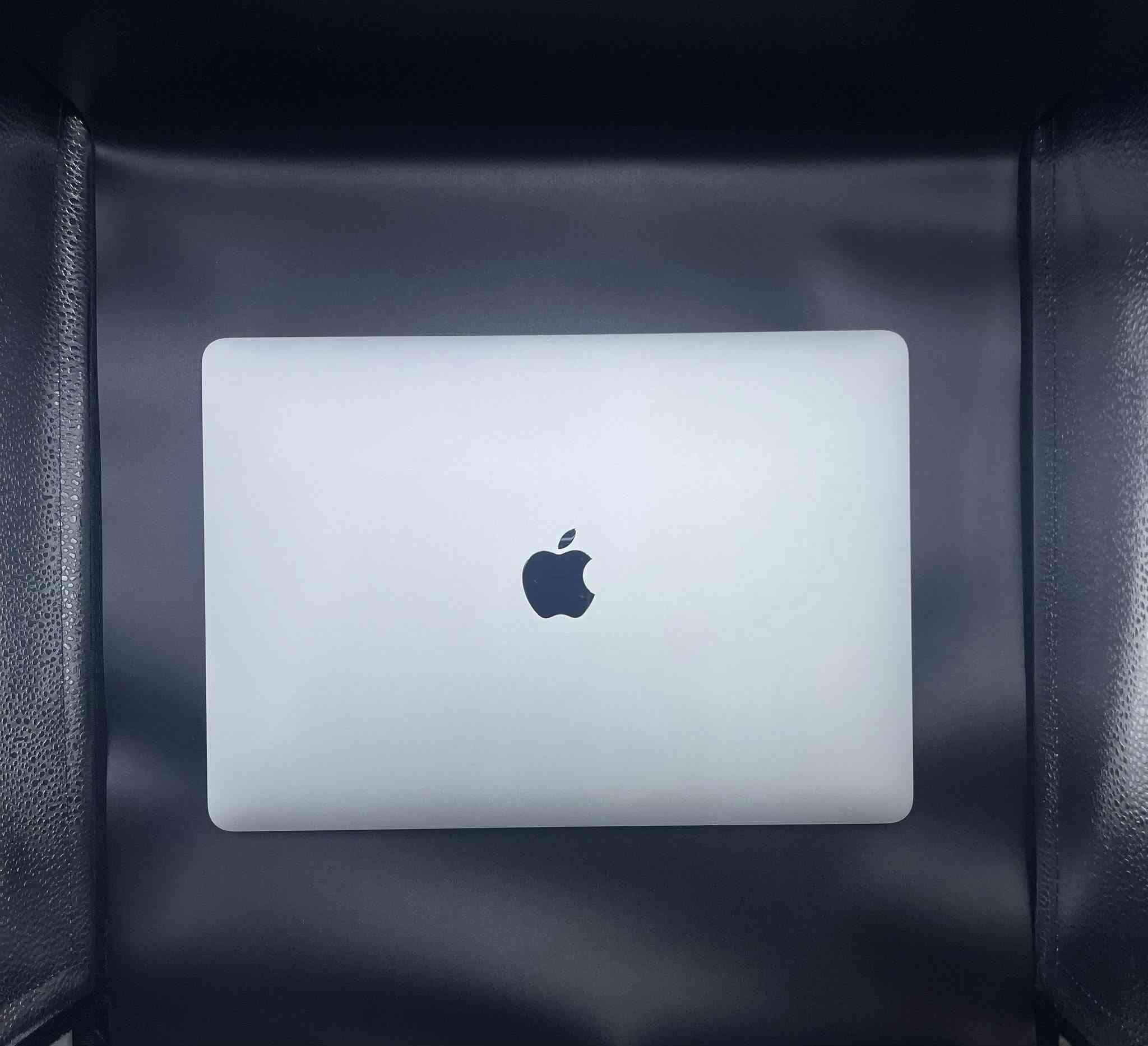 MacBook Pro 13 inch 2020
ماك بوك برو 13 إنش 2020

المواصفات:-
-حجم الشاشة: 13 بوصة 
-المعالج: intel i5
CPU: Intel Core i5‑10 4core -
GPU: Intel Iris plus 645 - 
-معالج الرسوميات: 2GB
-الذاكرة العشوائية: RAM 16GB
-التخزين:SSD 512GB
-الحالة: ممتاز كالجديد
-عدد دورات البطارية: 240 دورة 
-يأتي مع هدية حقيبه حافظه 
-هدية USB-C ادبتر 4K

السعر: 725,000 د.ع 

التوصيل: مجاني إلى جميع المحافظات، مع إمكانية فحص الجهاز عند الاستلام قبل الدفع.

للطلب أو الاستفسار:-
إرسال رسالة أو الاتصال على :
‎              0770 5266 000 / واتساب
