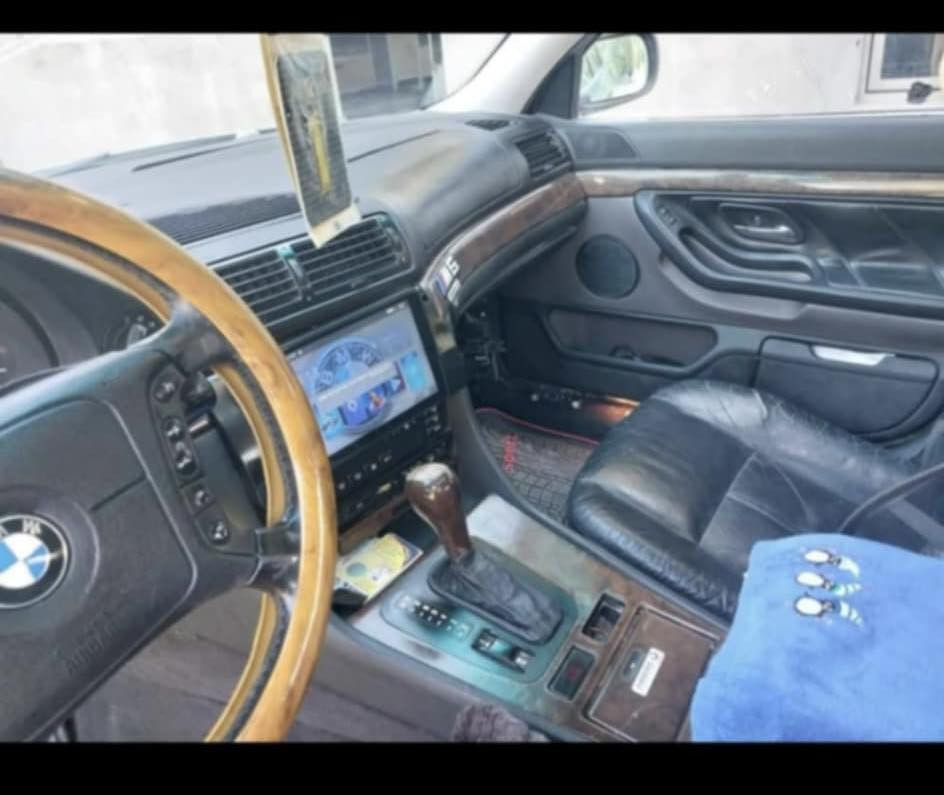 السلام عليكم BMW 730i
موديل 99 بالسنويه محدث 2000
 رقم بغداد شرط المداور   مكينه 30 جديده 
  جاهزه من كلشي
 مصبوغه عام للجماليه
دايمنو جديده مال 12 سلندر
ويل مال 750
كهربائيات شغاله
جنطه شفط 
باتري جديد
دايفروم جديد
راديتر جديد
واتربم جديد
كامره خلفية دواره 
حداديه نظيفه
 مكان السياره ديوانيه. 

  استفسار *********** او واتساب

