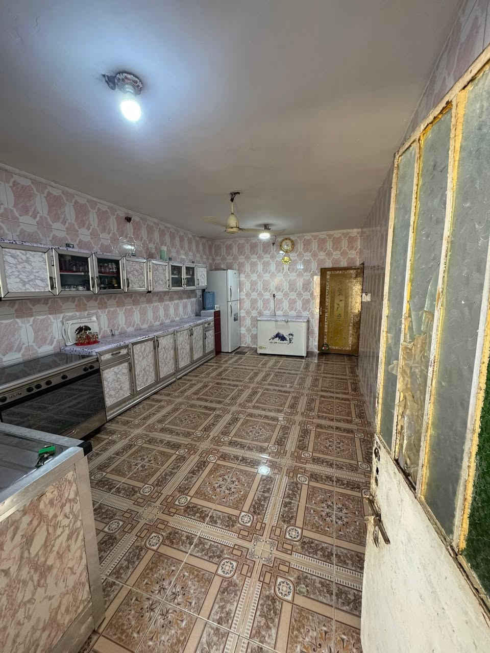 السلام عليكم ورحمة الله وبركاته
بيت للبيع مساحة ١٥٠ متر ملك صرف  واجهة ٧ أمتار ونص 
يحتوي على گراج واستقبال ومطبخ وصالة و٣ غرف نوم وصحيات داخل وخارج ابو غريب الشهداء مدخل شارع ٣٠ المقابل للنفق 
موقع حلو ثالث قطعة عن التجاري وقريب جدا من السريع والخدمي 
السعر ١٢٥ مليون قابل للتفاوض شي بسيط جدا
للتواصل اتصال او واتساب 
***********
***********

