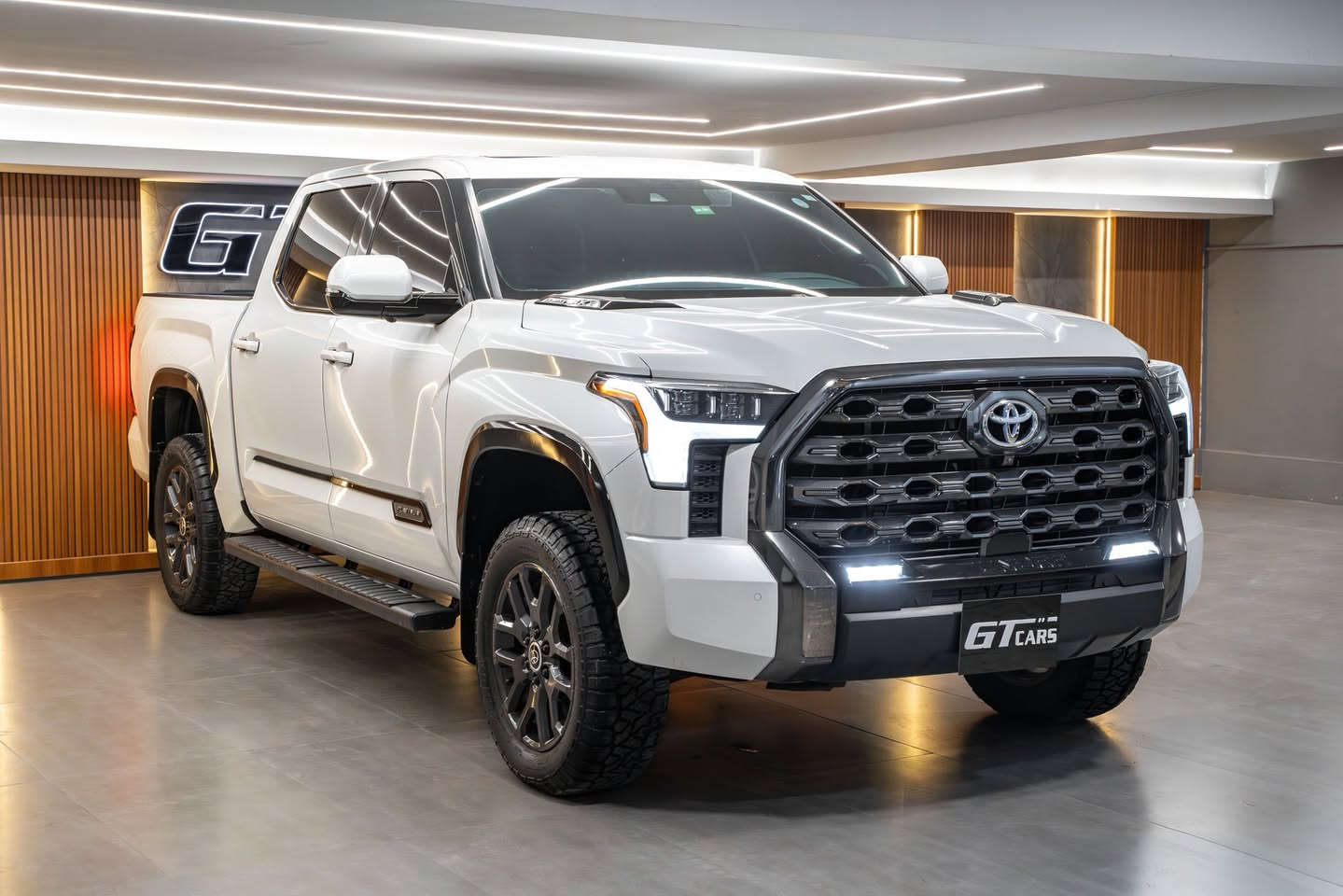 وصل تويوتا تندرا بلاتينيوم هايبرد جديدة 
موديل:2023
ماشية 35.000 ميل
تويوتا تندرا بلاتينيوم هايبرد 2023 بدون دفع رباعي (دفع خلفي 4x2) تأتي بمحرك V6 مزدوج
لتيربو i-FORCE MAX هايبرد بقوة 437
حصان وعزم دوران 790 نيوتن/متر، مع ناقل حركة أوتوماتيكي 10 سرعات، وشاشة لمس كبيرة
14 بوصة، ومقاعد جلدية مدفأة ومبردة، سقف
بانورامي، أنظمة أمان متقدمة، ونظام صوت JBL،
وتوفر قدرات سحب ممتازة رغم عدم وجود دفع رباعي، وتتميز بكفاءة وقود أفضل من النسخ التقليدية مع خزان وقود كبير.
المحرك: محرك V6 سعة 3.5 لتر مزدوج التيربو مع نظام هايبرد FORCE MAX-أ.
سيارة فول مواصفات
كوشنات كهربائية +خزن+تدفية+تبريد
ستيرن تدفية
كوشن خلفي تبريد+تدفية
سيارة بانوراما 
فتل كاميرات 
فتل حساسات+رادارات
لايد LED
مود سيارة ECO+SPORT+NORMAL
الشاشه كبيرة واحدة
معرض: GTcars
الدولة: كوردستان عيراق
المدينة: دهوك
المزيد من المعلومات
سعر44.000$.          
📞***********
***********
