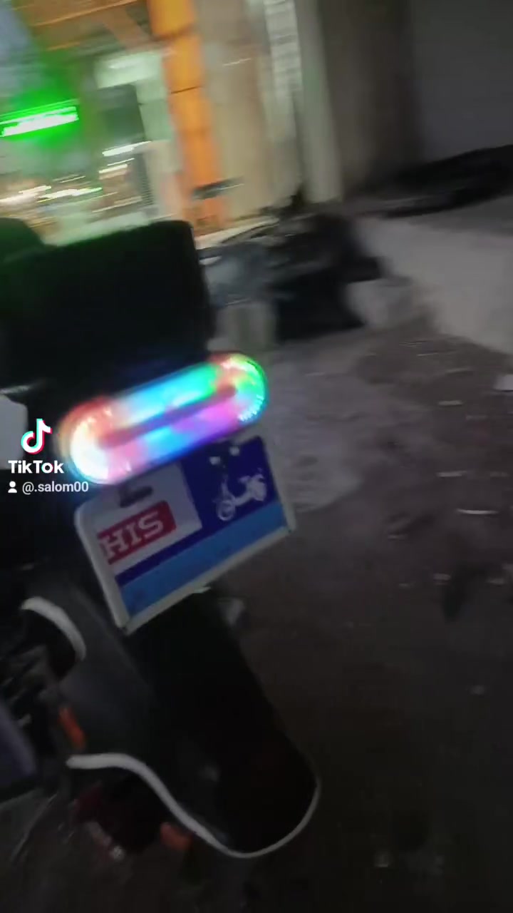 السلام عليكم دراجه شحن نوع H900 دراجه بمعنه جديده لوك
والدراجه نشطه موديل 2025 دراجه بل شرط 
فقط بطاريات صغار 4 ووحده جبيره وكلهن 
انطيهن بل شرط مكاني كركوك حي الاسرى والمفقودين متواجد واتساب *********** وسعرها مناسب
