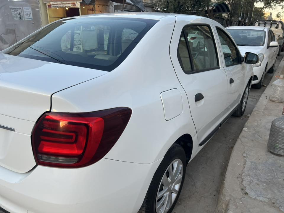 السلام عليكم 
رينو سمبل 
موديل 2020 
بغداد رقم الجديد
ماشية اقل من 80 الف كيلو 
مابيه اي نقص سيارة جاهزة
استخدام أبنية 
السعر 75 وبيه مجال 
بيه كم طخه وصار على اثره تعديل وصبغ 
للاستفسار ***********
بغداد الكرادة او المنصور
