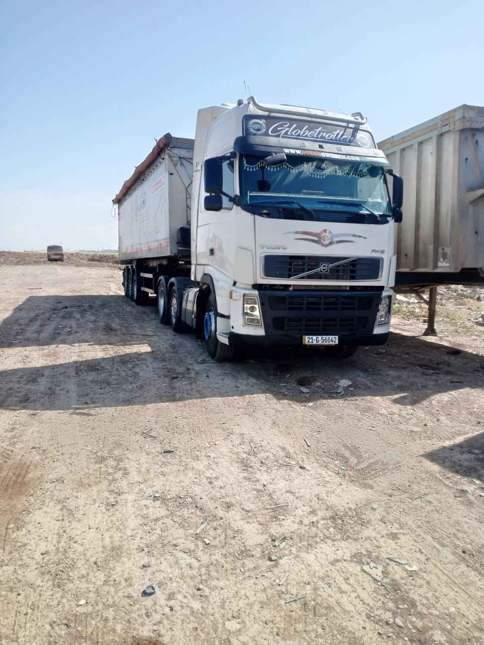 للبيع فالڤو.كامل  مربوطه قلاب نفس الي وراهه
موديل 2004 
كير عادي
سياره جاهز لشغل
رقم جديد سنويه ل 28 هزه. جديد 
الاستفسار ***********
مكان سياره دوز
